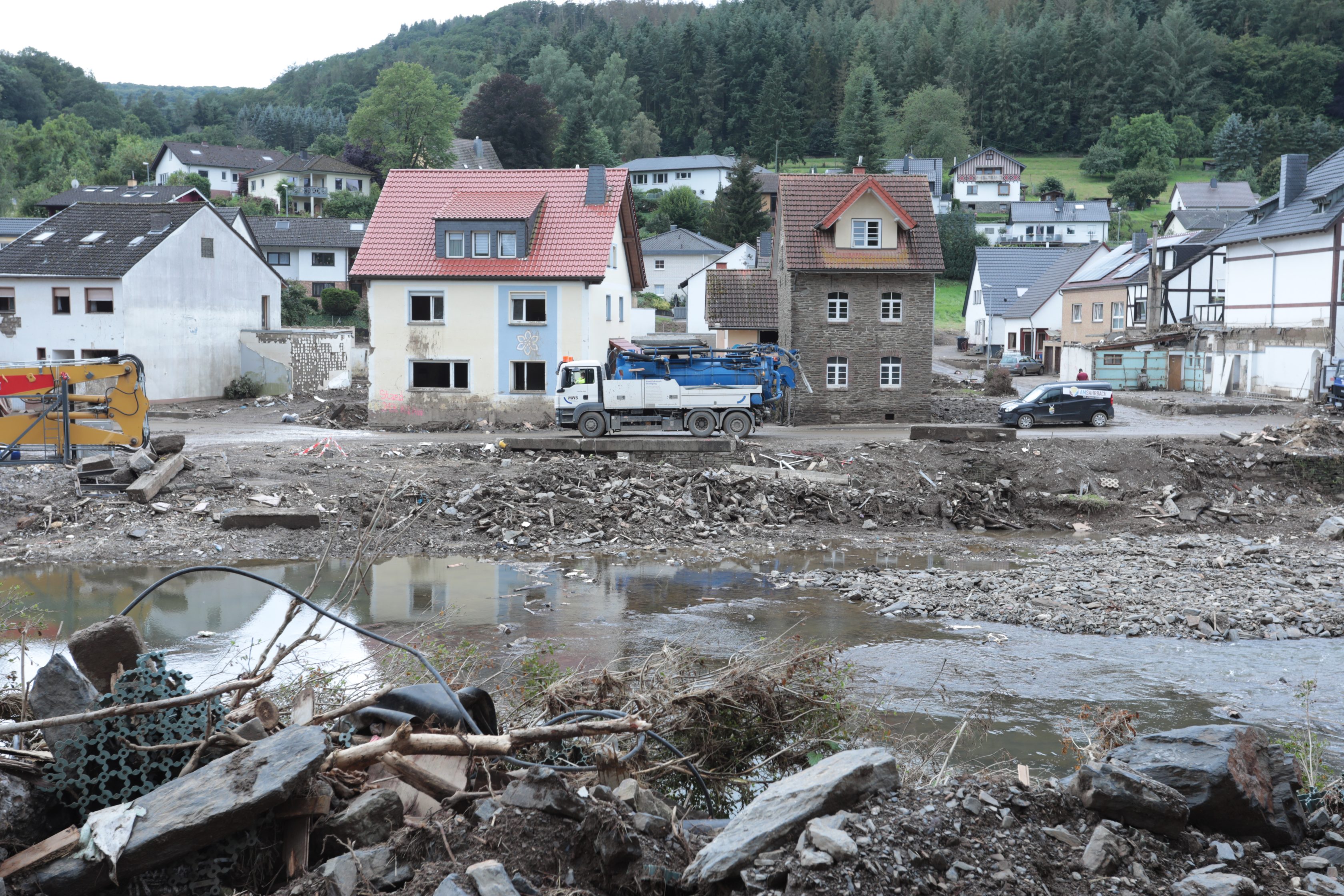 Zerstörtes Wohnhaus und Schuttberge nach dem Hochwasser im Ahrtal, Juli 2021